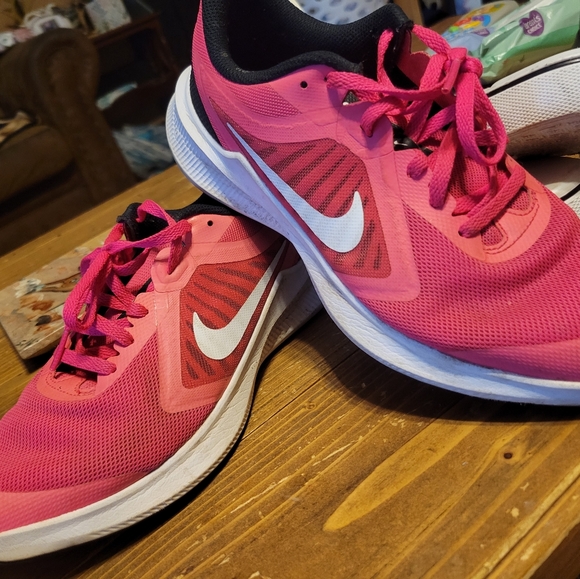 Nike Shoes - 6y /woman's size 8 Nikes